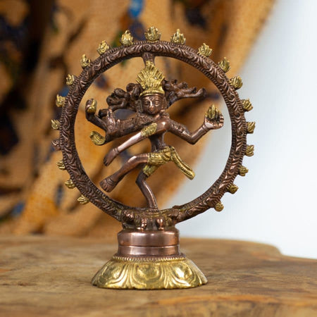 Bronskleurig beeld van Lord Shiva in danserespose, symboliseert transformatie en vernietiging.