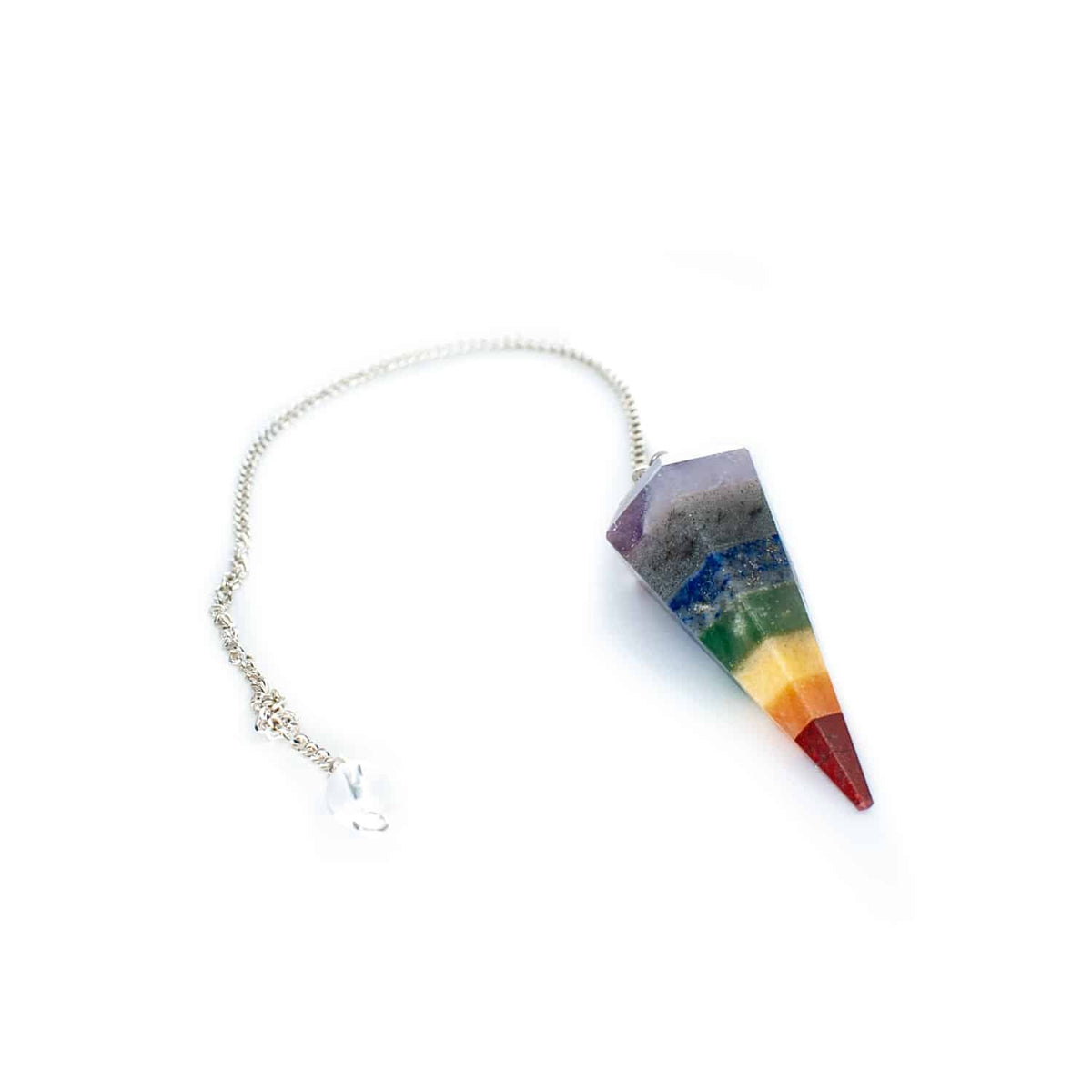 Kleurige pendel met een ketting, gemaakt van verschillende edelstenen en bedoeld voor pendelen.