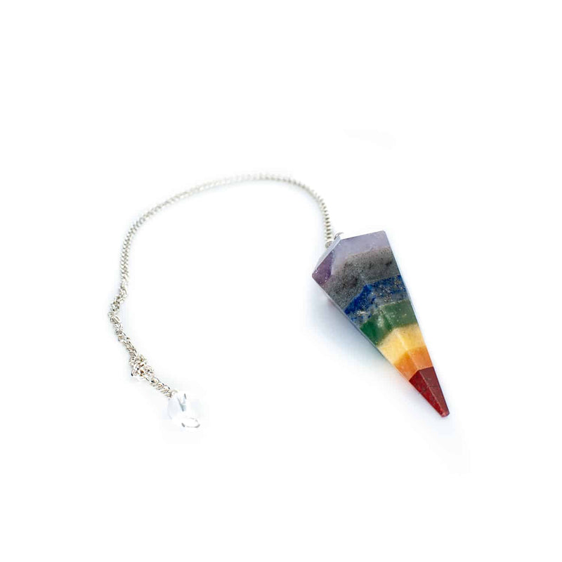 Kleurige pendel met een ketting, gemaakt van verschillende edelstenen en bedoeld voor pendelen.