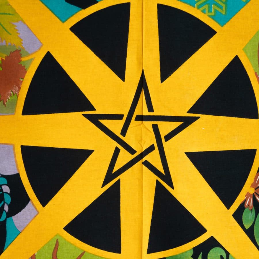 Vijfpuntige gele pentagramster in een zwarte cirkel met kleurrijke achtergrondmotieven.