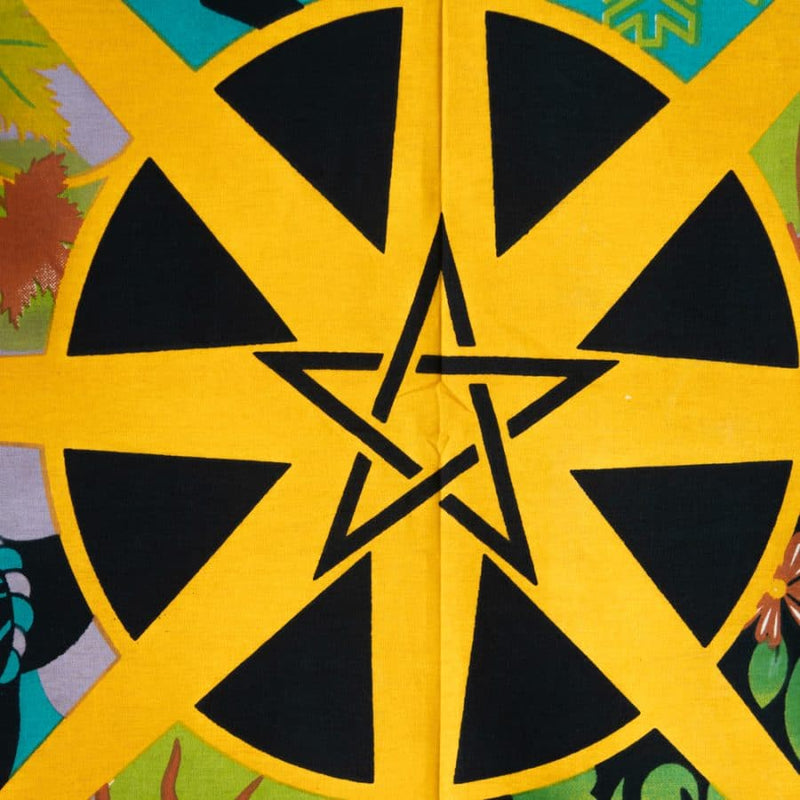 Vijfpuntige gele pentagramster in een zwarte cirkel met kleurrijke achtergrondmotieven.