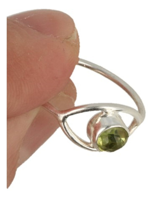 Peridoot facet smalle ring in zilver