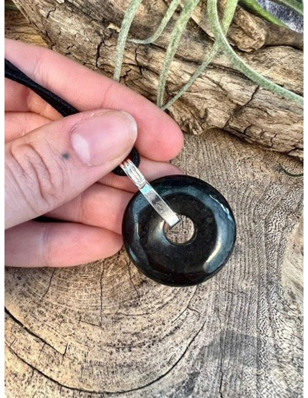 Shungit donuthanger 30 mm aan waskoord