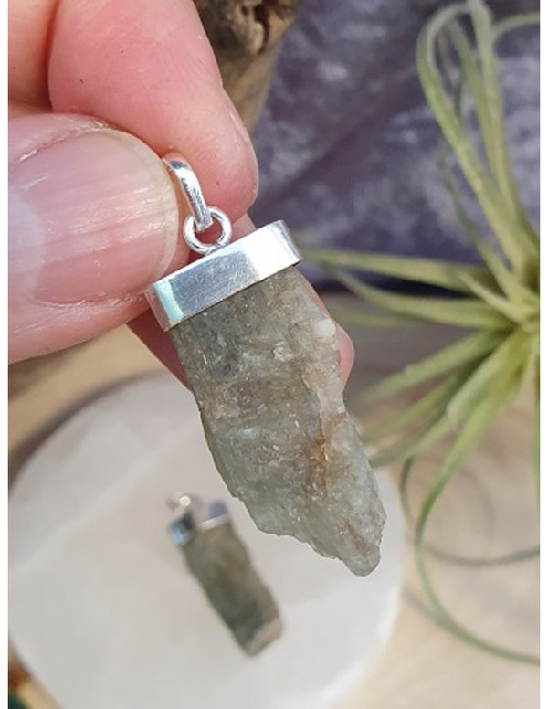Kyaniet groen hanger met zilveren kapje