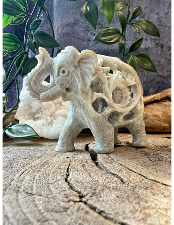 Speksteen olifant in olifant 6,5 cm slurf op