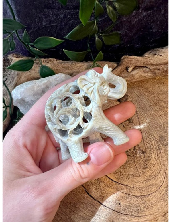 Speksteen olifant in olifant 6,5 cm slurf op