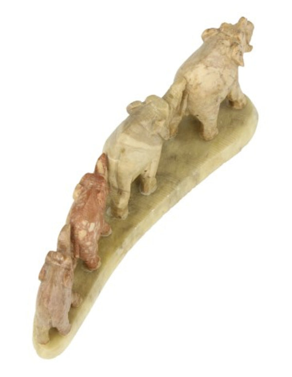 Speksteen 4 olifanten op strip 14 cm groen