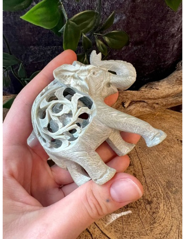 Speksteen olifant in olifant 7 cm
