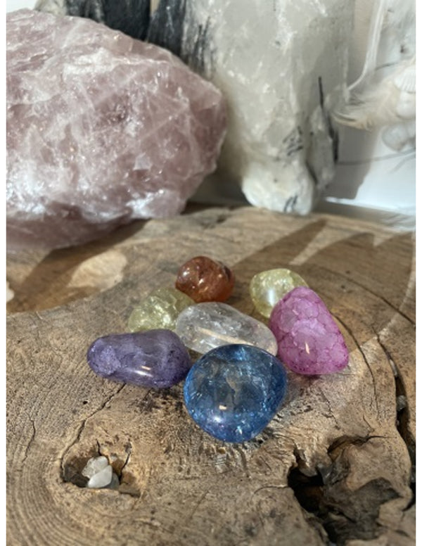 Bergkristal crackle mix 100 gr. (gekleurd) trommelstenen (mt3)