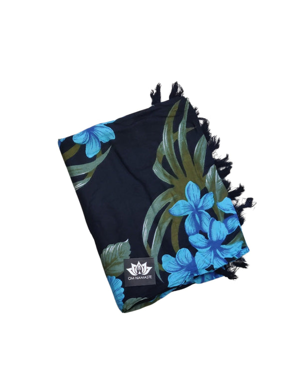 Om Namaste Sarong - 634 - Blauwe Bloemen op Zwart
