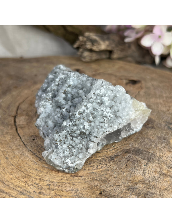 Pyriet op Calciet en Fluoriet ruw nr.24