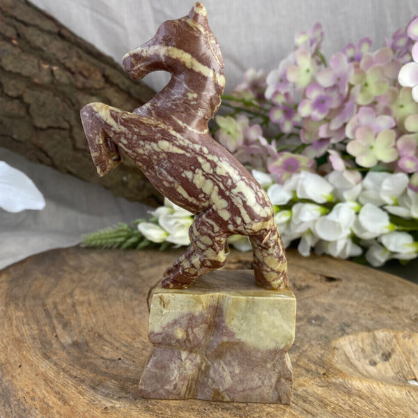 Speksteen paard stijgerend 15 cm