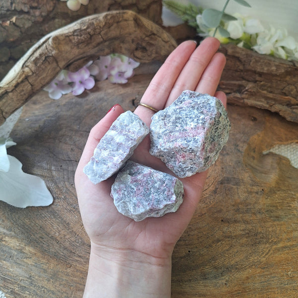 Rubeliet in matrix Madagaskar 250 gr. ruwe brokjes