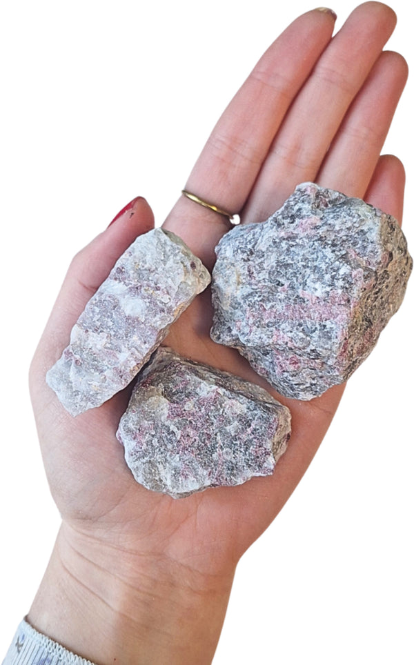 Rubeliet in matrix Madagaskar 250 gr. ruwe brokjes