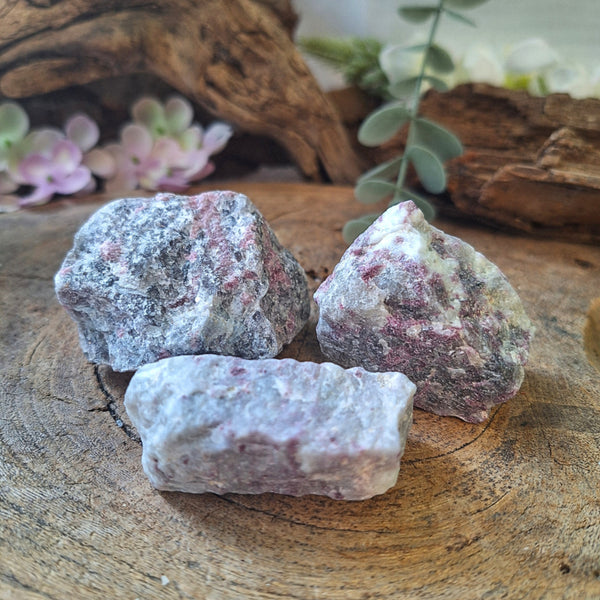 Rubeliet in matrix Madagaskar 250 gr. ruwe brokjes