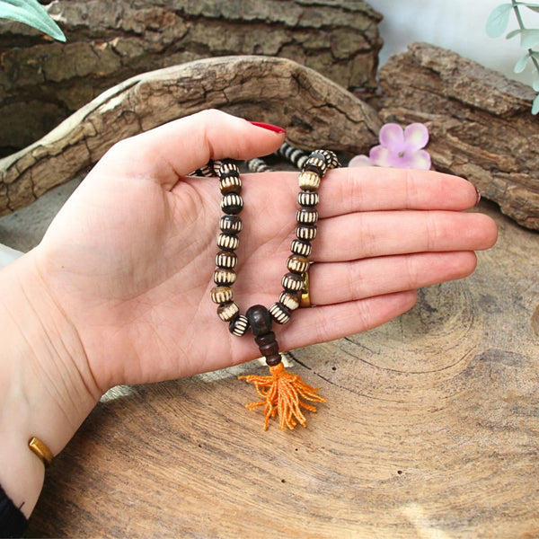 Mala been tweekleurig streepjes 35 cm zwart/wit oranje kwast