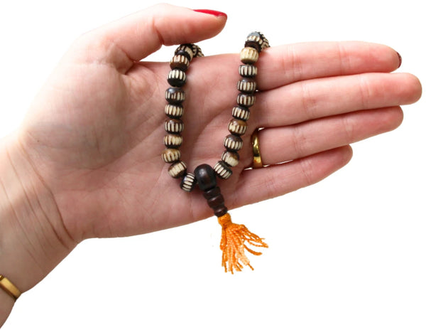 Mala been tweekleurig streepjes 35 cm zwart/wit oranje kwast