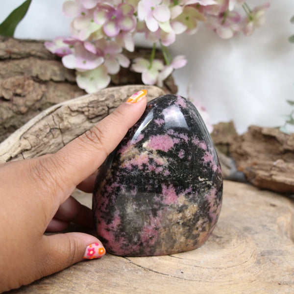 Rhodoniet Sculptuur Roze Met Zwarte Insluitsels 10,3 x 9 x 5,2 cm Madagaskar