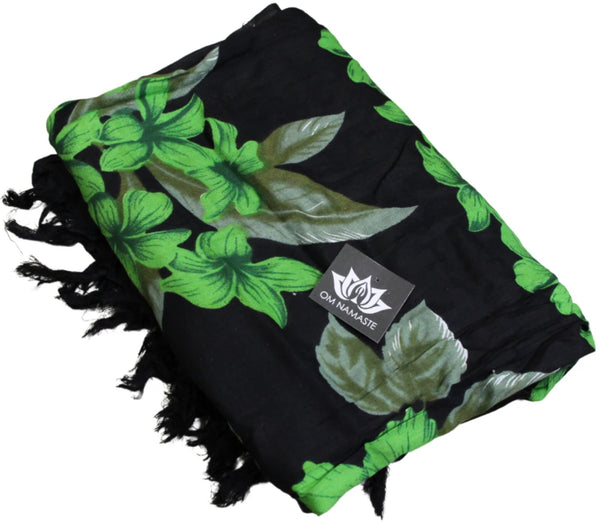 Om Namaste Sarong - 641 - Groene Bloemen op Zwart