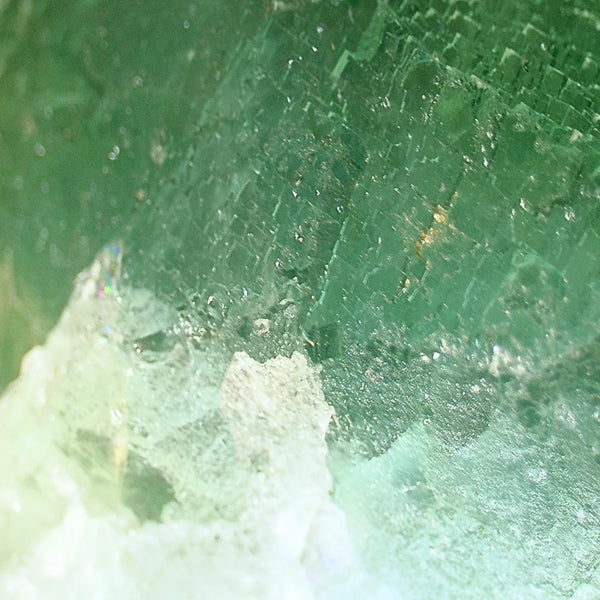 Fluoriet groen Kubus met kwarts nr.12