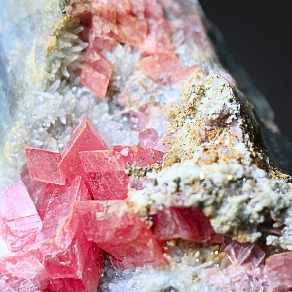 Rhodochrosiet en Pyriet met Dolomiet nr.07