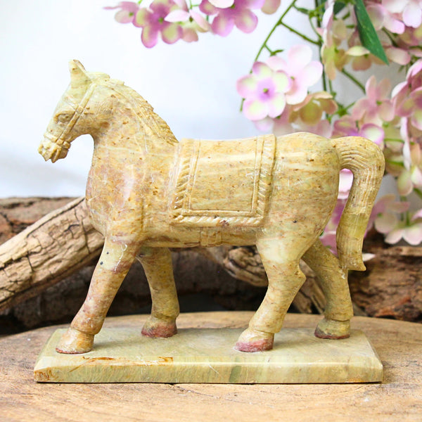 Speksteen paard staand 15 cm