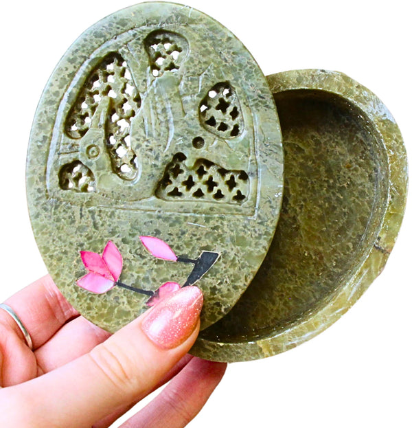 Speksteen doosje ovaal met bloem / gaatjes 10 cm