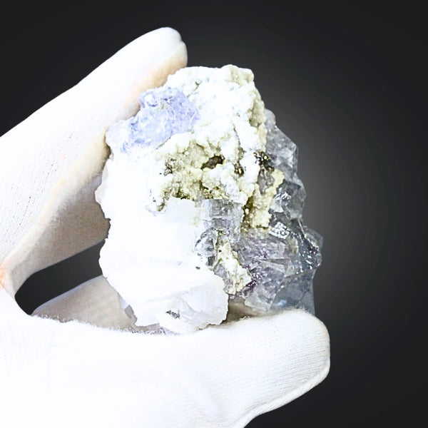 Fluoriet met Pyriet op Calciet nr.22
