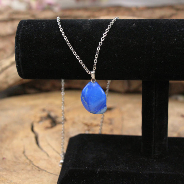 Howliet blauw geboorde edelsteenhanger