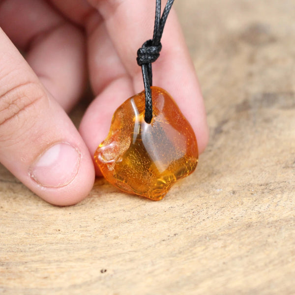 Barnsteen doorboorde hanger aan waskoord (Amber)