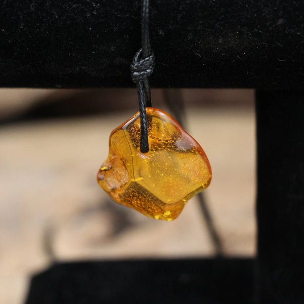 Barnsteen doorboorde hanger aan waskoord (Amber)