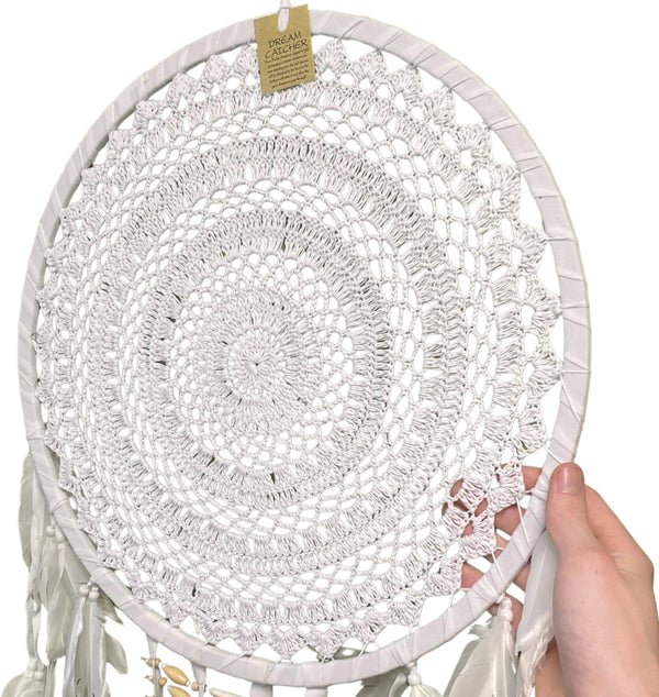 Dromenvanger gehaakt XL wit 42 cm beige houten kralen
