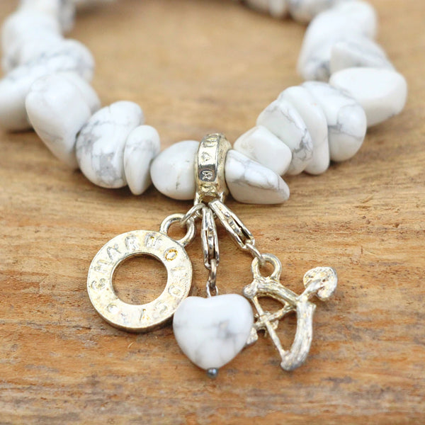 Split armband Howliet wit met bedels