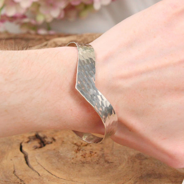 Zilveren bangle armband gehamerd