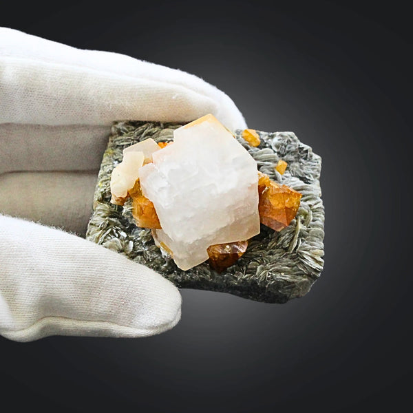 Calciet op Scheeliet en Muscoviet nr. 701