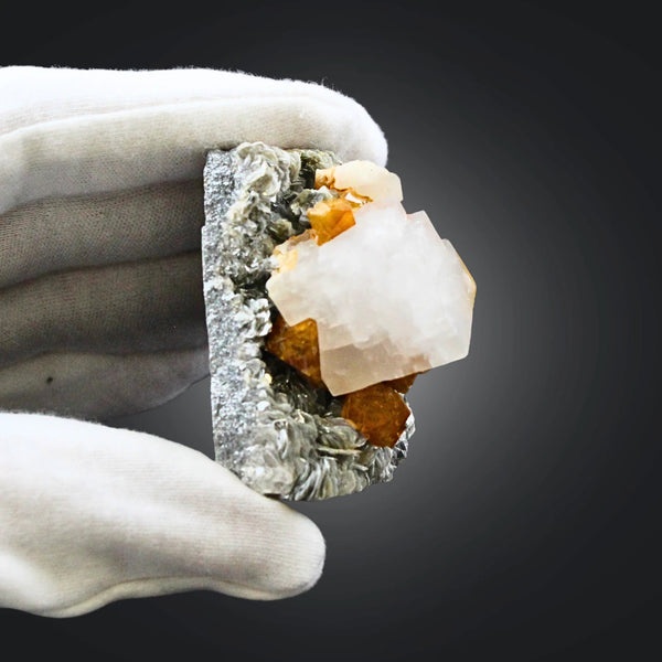 Calciet op Scheeliet en Muscoviet nr. 701