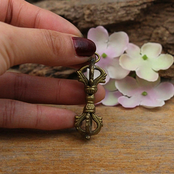 Dorje (Vajra) 5-spaken hanger messing 4,5 cm - Tibetaans