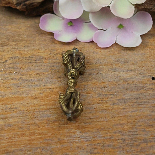 Dorje (Vajra) 5-spaken hanger messing 4,5 cm - Tibetaans