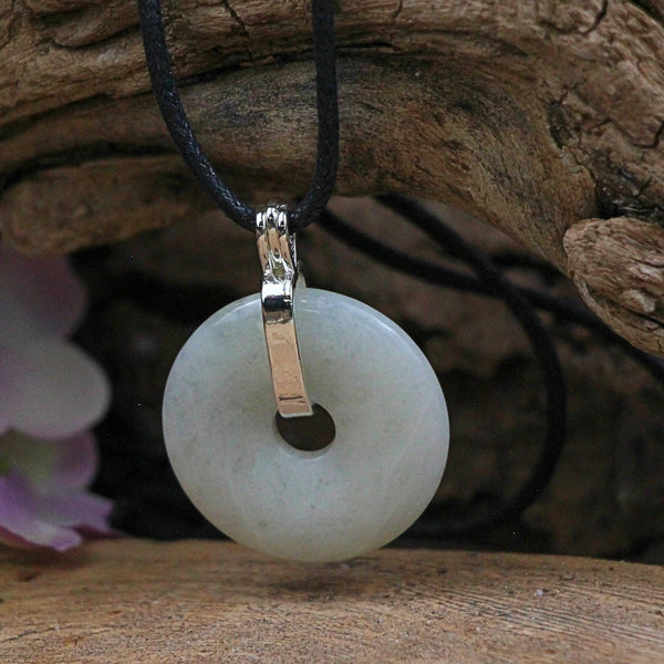 Chinese Jade donuthanger 30 mm aan koord