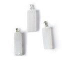 Edelsteenhanger Witte Seleniet Ruw Met Metalen Oogje ±4cm