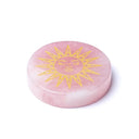 Gegraveerde Rozenkwarts Schijf Met Zon Symbool ±5cm