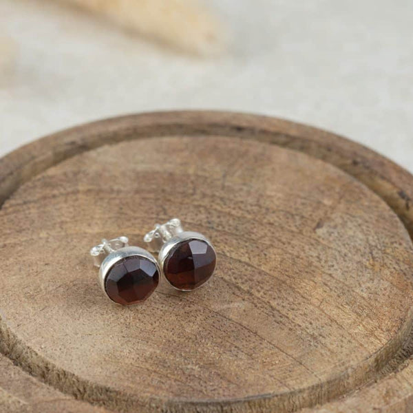 Geboortesteen Oorstekers Januari Luxe Facet Granaat - 925 Zilver