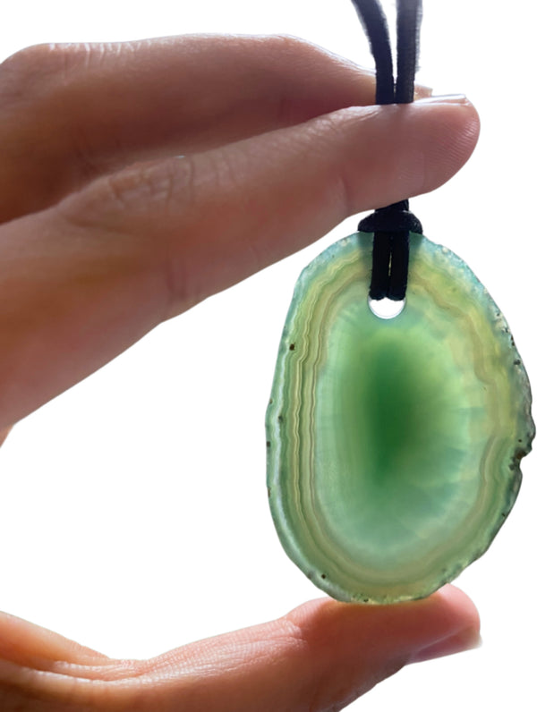 Agaatplak hanger zeegroen aan koord (gekleurd)