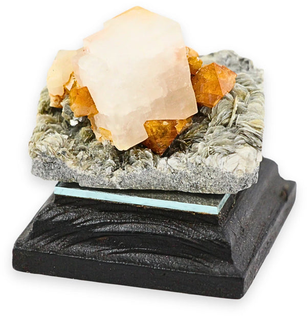 Calciet op Scheeliet en Muscoviet nr. 701