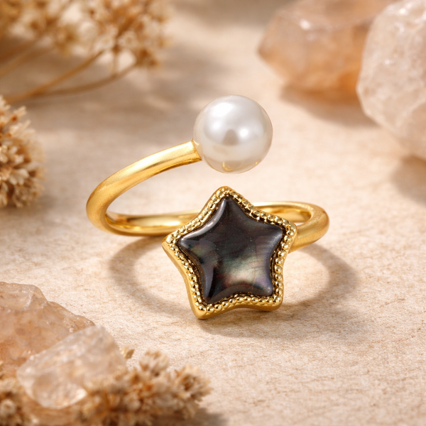 Verstelbare Ring Met Stervormig Detail Uit Abaloneschelp En Parel ±2 cm