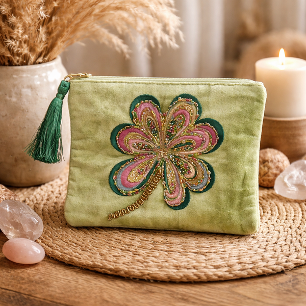 Etui Fluweel Met Klavertje Vier Groen 20x15 cm