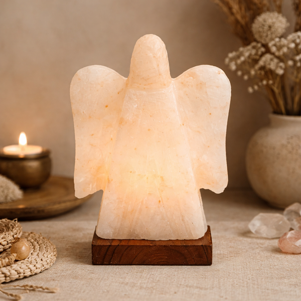 Zoutlamp Engel Op Voet Van Acaciahout 2 kg Ca. 22 x 14 cm