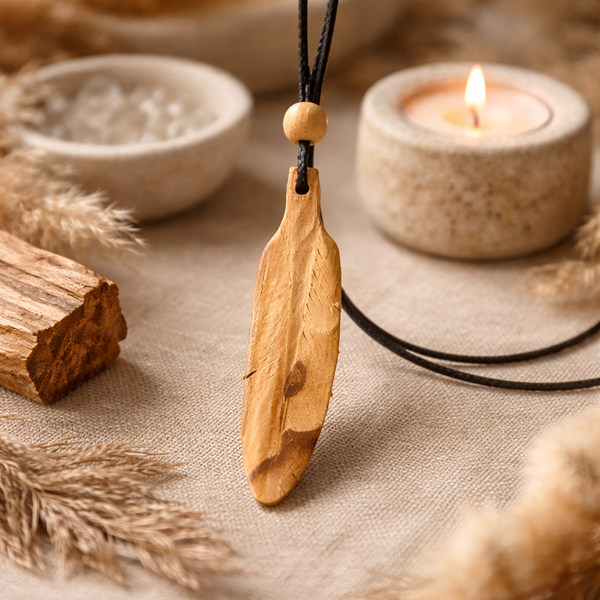 Ketting Met Veer Van Palo Santo Met Waxkoord Verstelbaar 40-80 cm