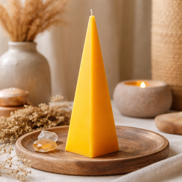Piramide Kaars Geurloos Geel 21x6cm Palmpitwas Fairtrade