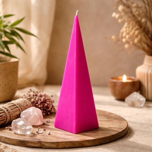 Piramide Kaars Geurloos Magenta 21x6cm